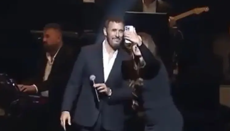 فيديو/ معجبة “حافية القدمين” تقتحم حفل كاظم الساهر