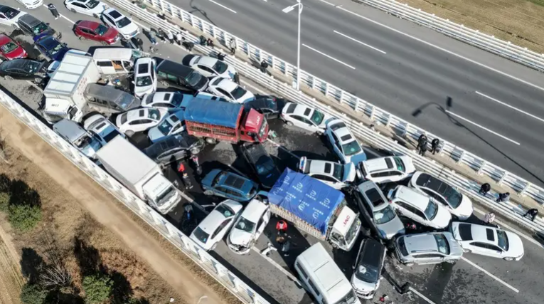 فيديو/اصطدام أكثر من 200 سيارة في حادث سير