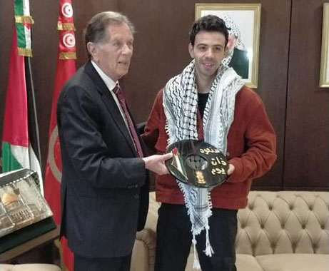 سفارة فلسطين تكرّم التونسي الذي اقتحم الملعب بعلم دولتها (صور)