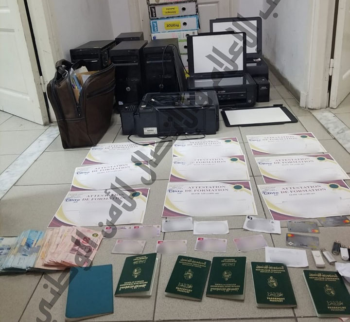 للحصول على التأشيرة/ محل خدمات إعلامية يدلّس وثائق رسمية