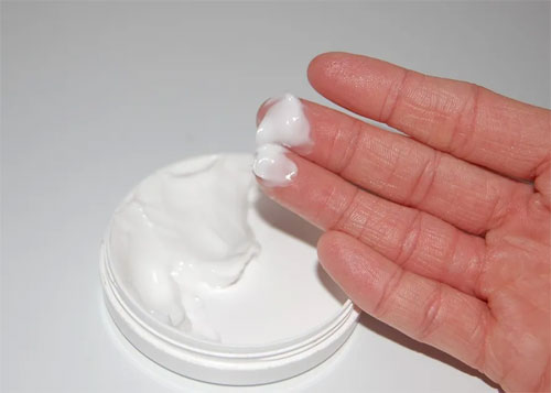 خطير/ فقدت بصرها بسبب “كريمات تبييض البشرة”