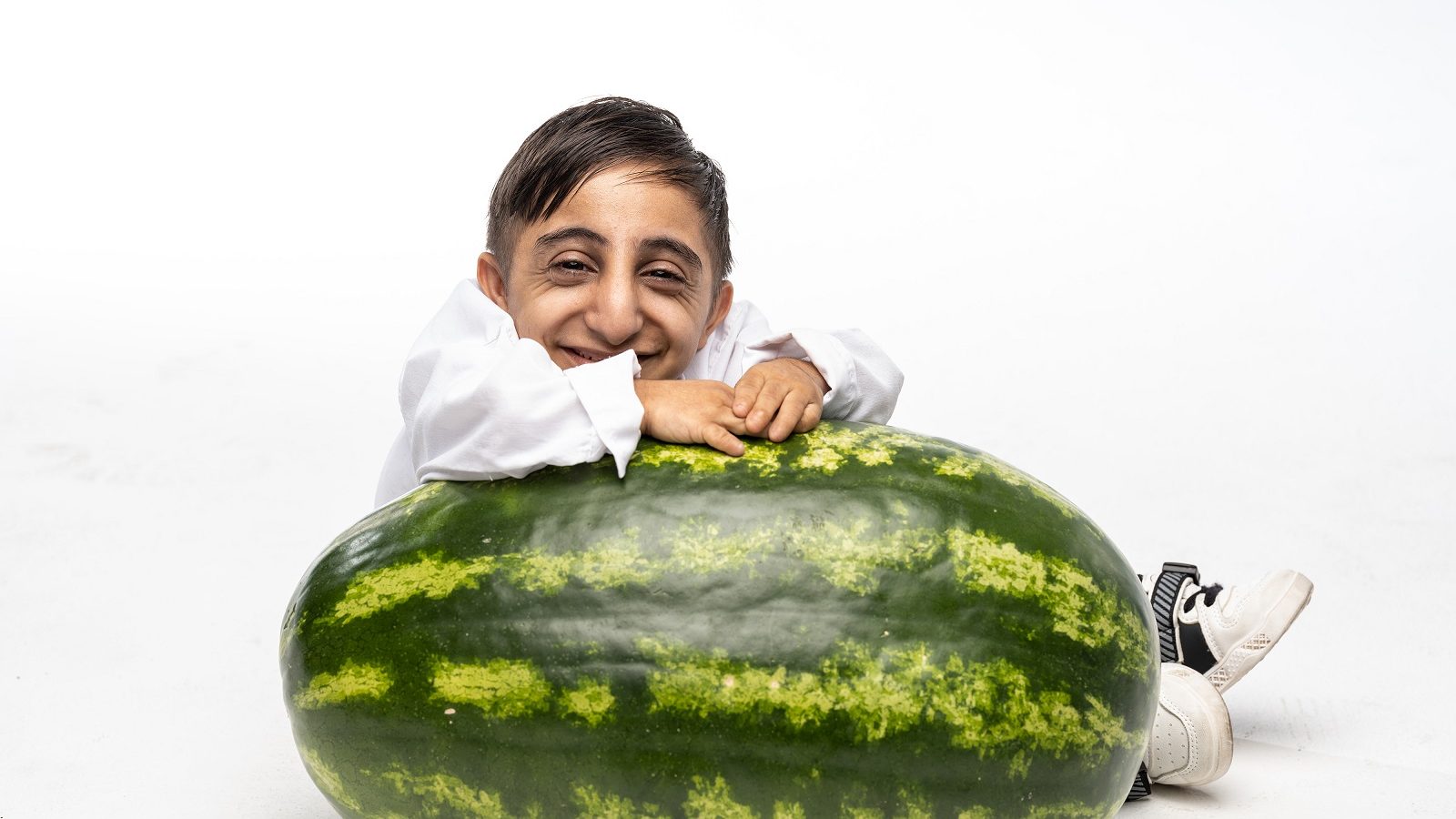 “غينيس” تكشف عن هويّة أقصر رجل في العالم (صور)