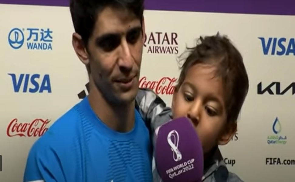 شاهد/ ابن ياسين بونو يلعق ميكرفون ظنه آيس كريم