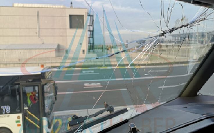 شاهد/ تحطم زجاج قمرة قيادة طائرة تركية أثناء هبوطها