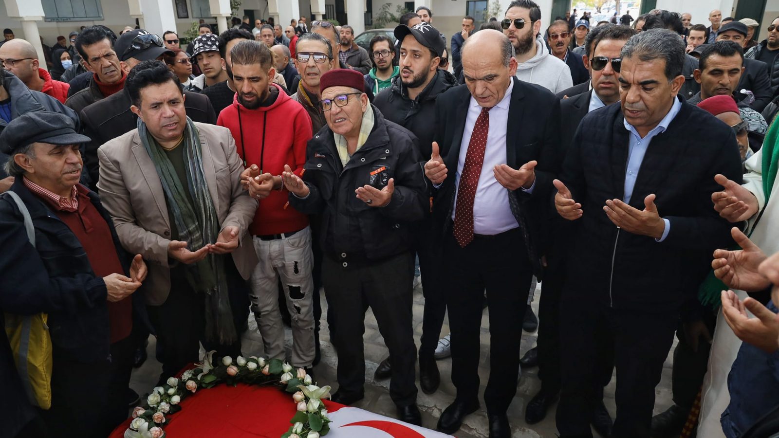 صور من جنازة الفنانة فايزة المحرصي