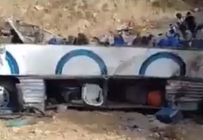 شاهد/ حادث مروّع يودي بحياة 15 شخصا (فيديو)