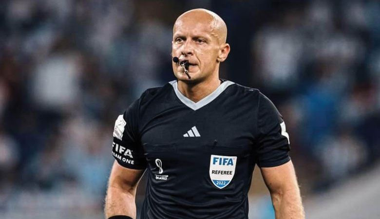 كاد يعتزل التحكيم/ الفيفا يحتفي بحكم نهائي مونديال قطر