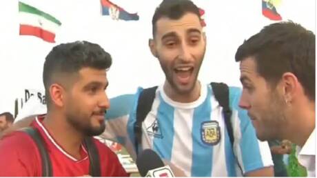 شاهد ما فعله شاب عربي مع مشجع أرجنتيني مفلس