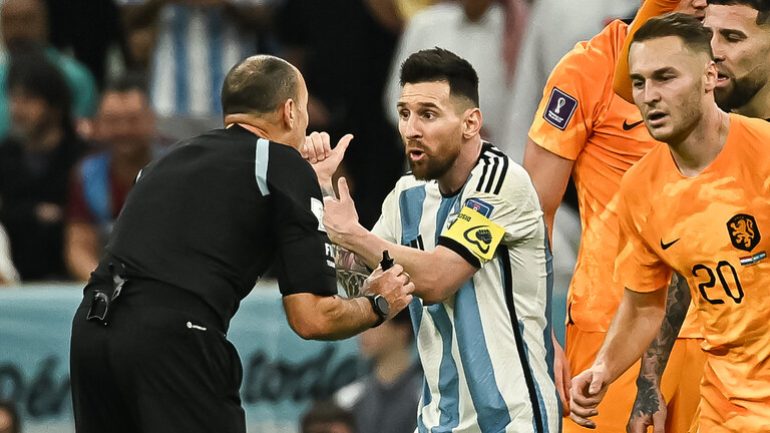 شاهد/ ميسي يفقد أعصابه ويشتم في المباشر (فيديو)