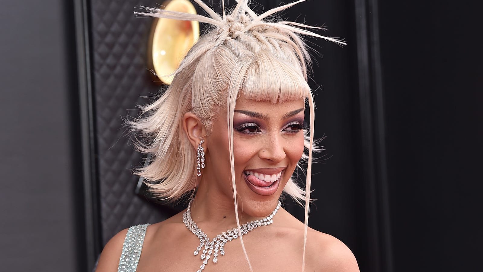 بالصور/مغنية أمريكية تُغطي جسمها بـ30 ألف حبة كريستال