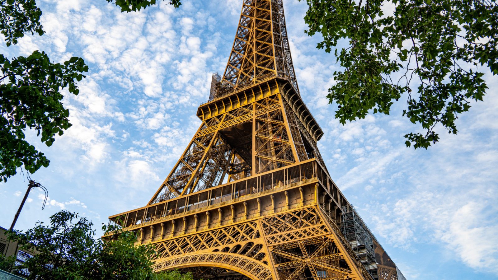 فيديو/تونسي يبيع في ملابس تحت برج إيفل