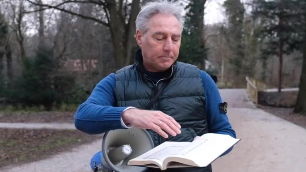 هولندي يحرق القران