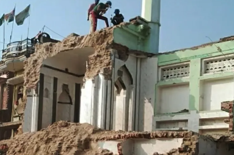 شاهد/ السلطات الهندية تهدم مسجدًا بُني قبل نحو 5 قرون