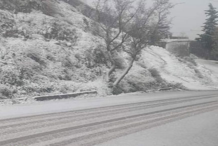 تراكم الثلوج يقطع حركة المرور بهذه الطرقات