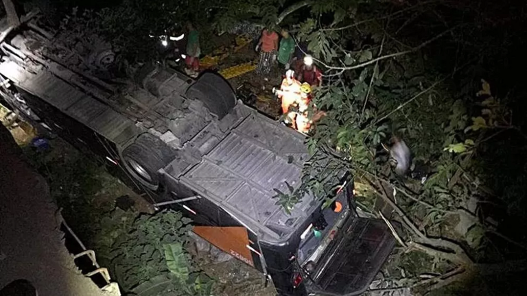 حافلة فريق برازيلي لكرة القدم تهوي من فوق جسر