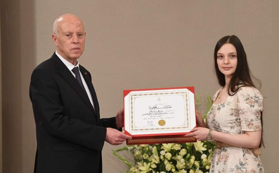 كرّمها سعيّد لتميّزها/ عائلة الطالبة سالي تطلق نداء إستغاثة