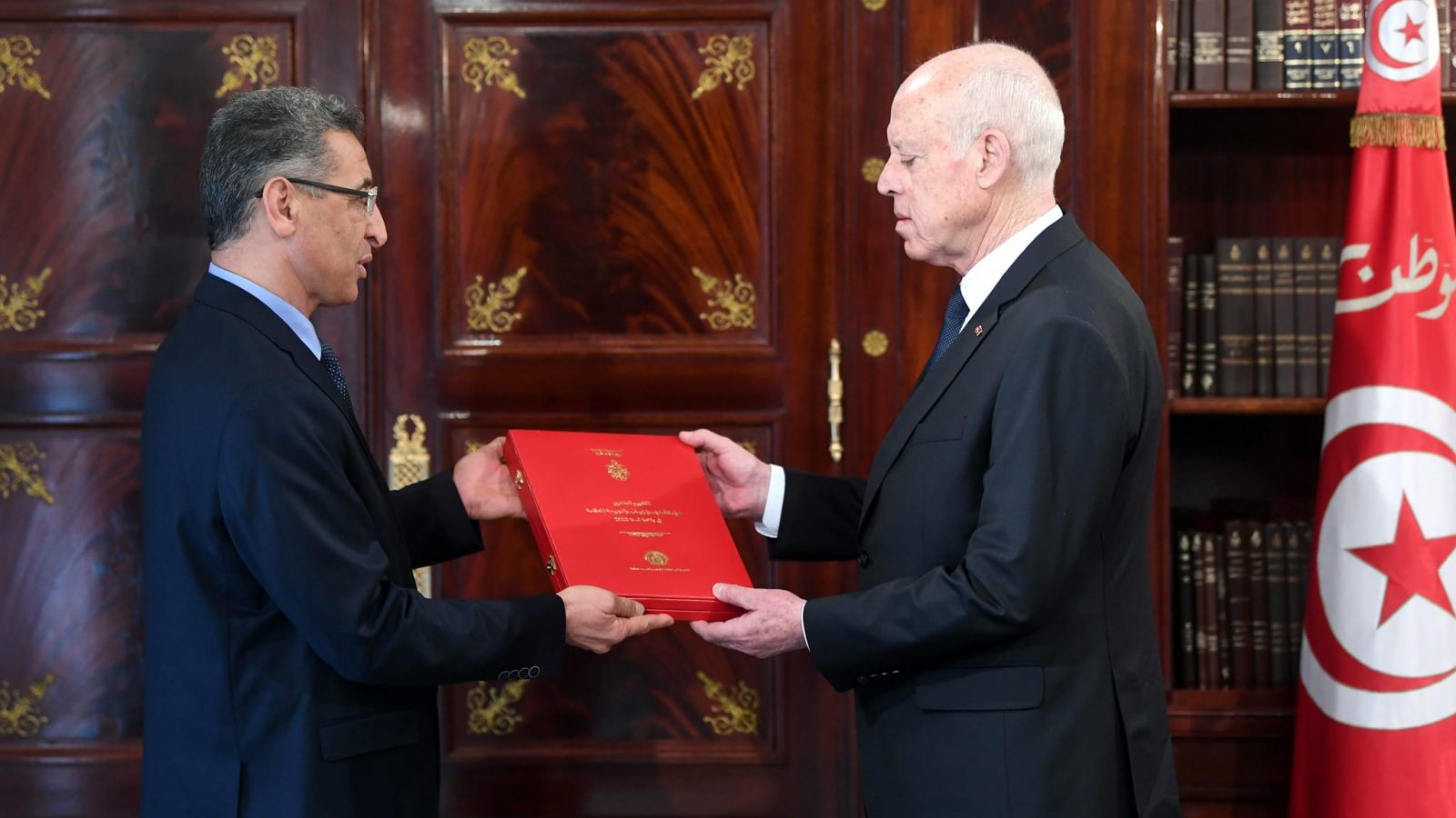 شرف الدين يسلّم سعيّد التقييم السنوي حول التطرّف والإرهاب (فيديو)