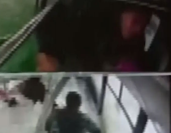 شاهد/ لحظات مرعبة لركاب حافلة سقطت في بحيرة (فيديو)