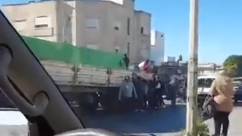 بالصور/ تعطب شاحنة لنقل المشروبات الكحولية ومواطنون ينهبون محتوياتها