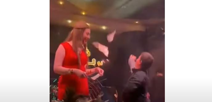  شاهد/ طفل يلقي النقود على راقصة في ملهى ليلي