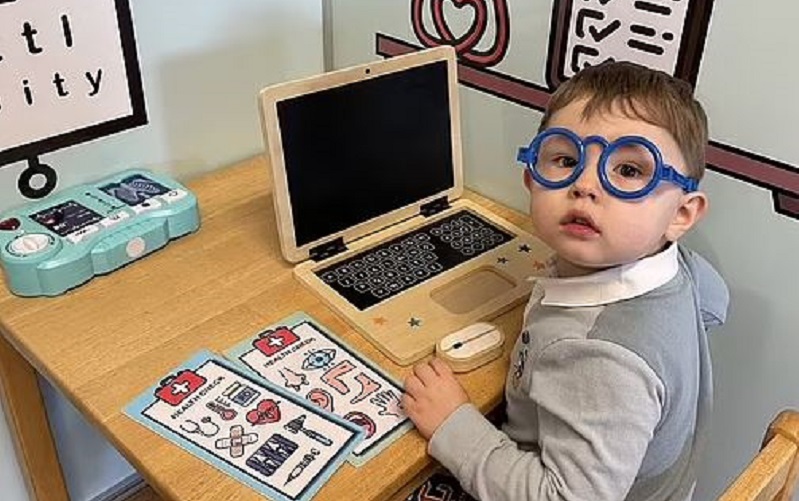 طفل يجيد العدّ بـ 7 لغات