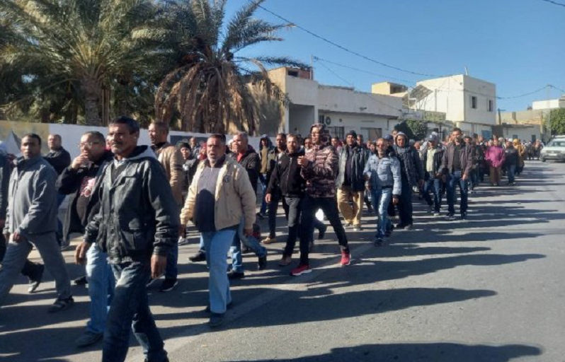 قبلي/ محتجون يمنعون الوالي من مغادرة مقر الولاية