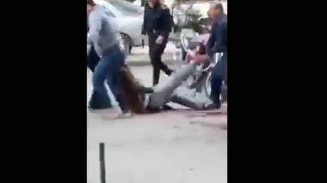 شاهد/ منحرف يطلق النار على المارة في الشارع بمصر