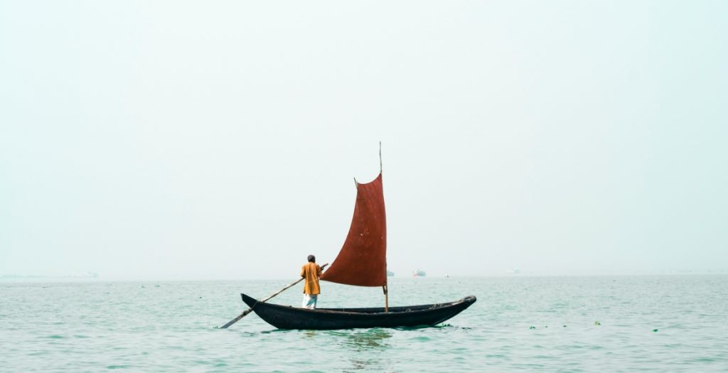 ينجو من الموت