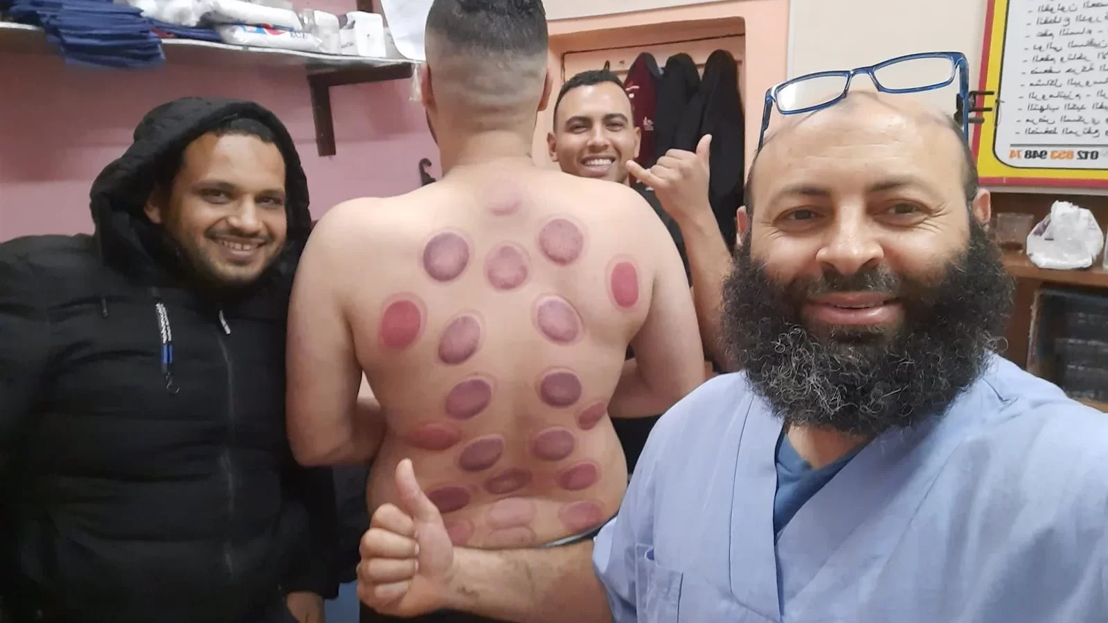 عامل بمحل يفتتح مركزا طبيا لعلاج الأمراض المزمنة