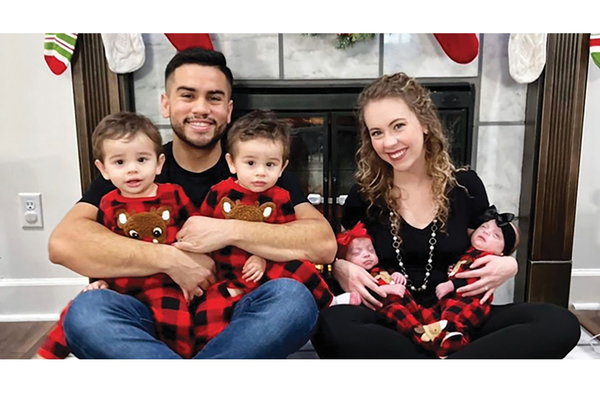 أم تلد توأمها الثاني بعد أشهر من ولادتها الأولى