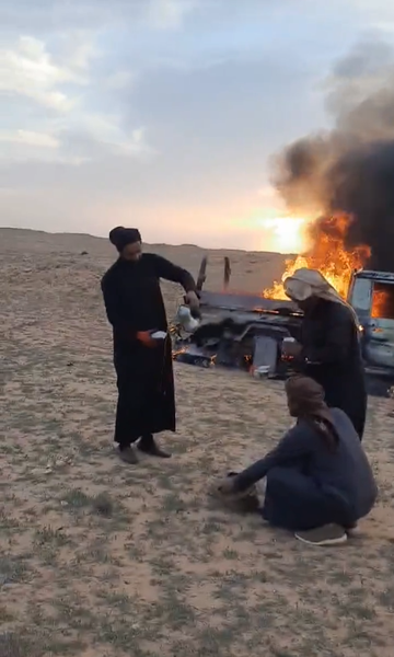 قمة اللامبالاة/ يقدم القهوة لضيوفه بجانب سيارته المشتعلة “فيديو”