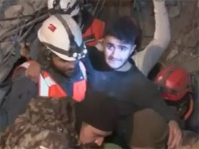 بعد 94 ساعة/ انتشال مراهق تركي من تحت الأنقاض
