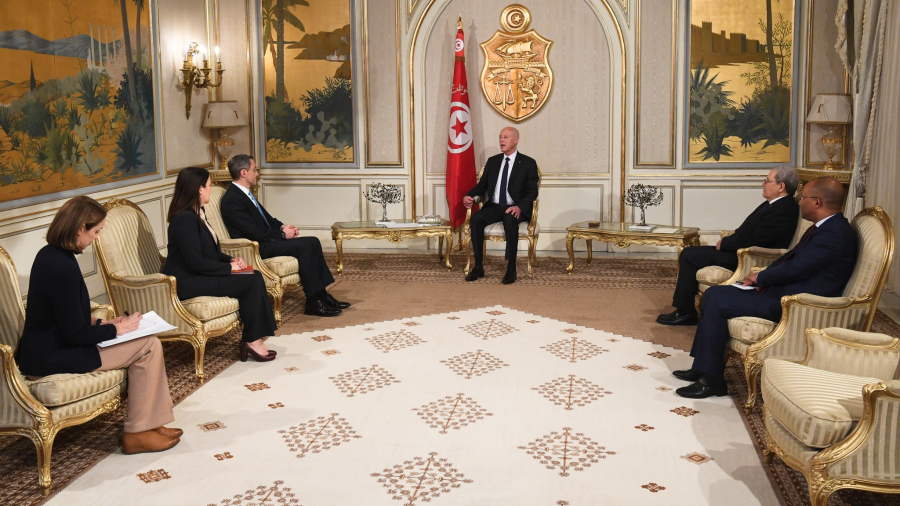 سعيّد مع سفراء