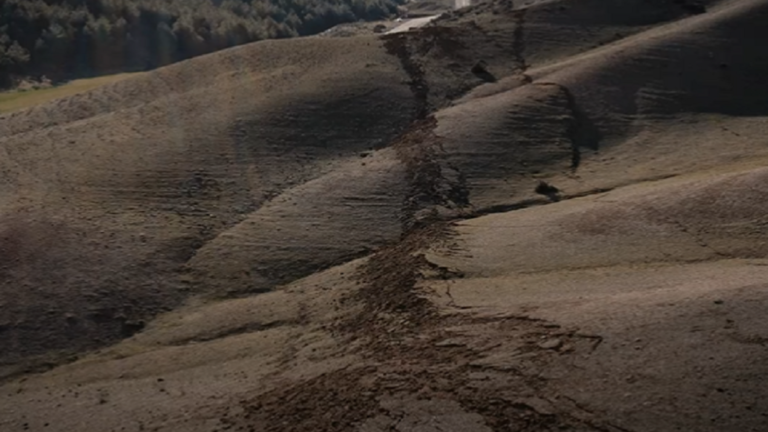 شاهد/ صدع يشق الأرض في كهرمان مرعش التركية