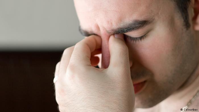 نام مرتديا عدسات لاصقة..ففقد بصره