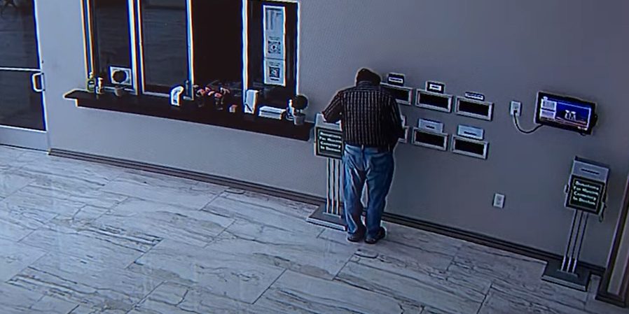 لص يسرق تبرعات منكوبي الزلازال من مسجد !!!