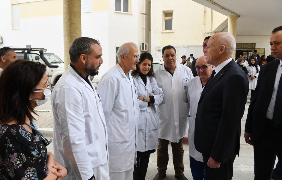 في زيارته مستشفى المرسى/ سعيد: أنتم تزرعون الحياة والآخرون يزرعون الفتنة (فيديو)