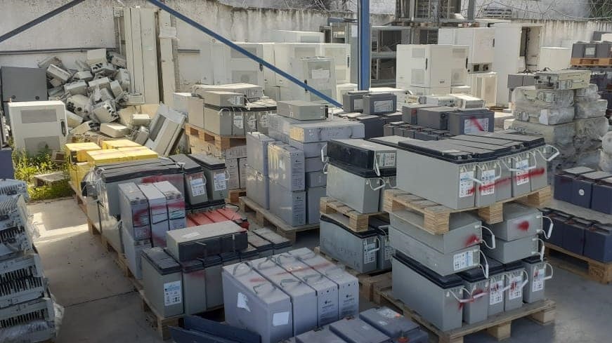 صور/ شركة خاصة تنقل وتخزّن نفايات خطيرة دون ترخيص