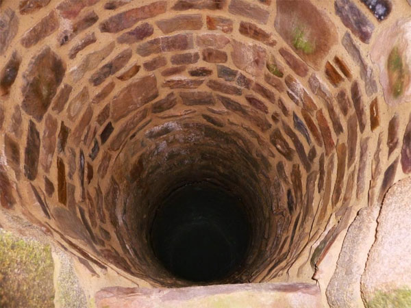 فيديو/ طفلة تلقي صغير ببئر عميقة