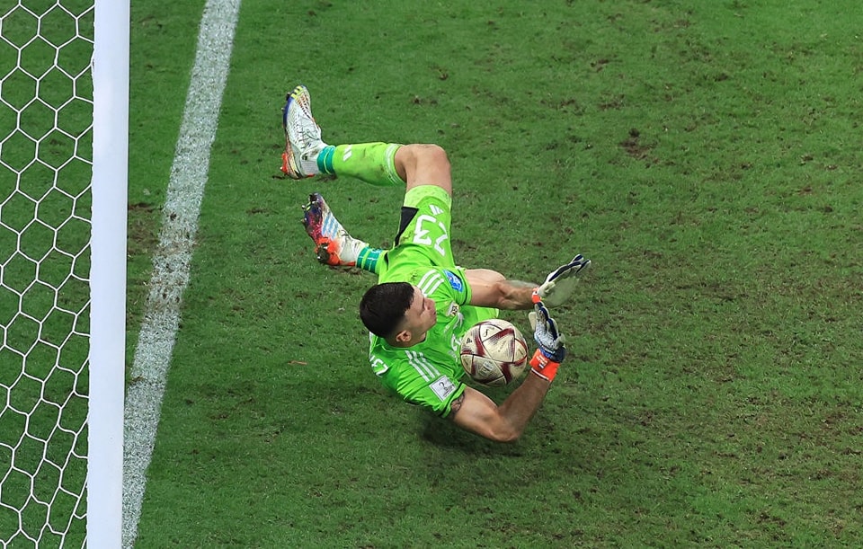 بيع قفازات حارس الأرجنتين في نهائي مونديال قطر لهدف إنساني