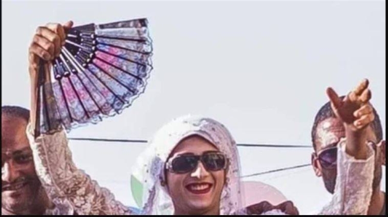 شاهد/ شاب يرتدي فستان زفاف احتفالا بشهر رمضان