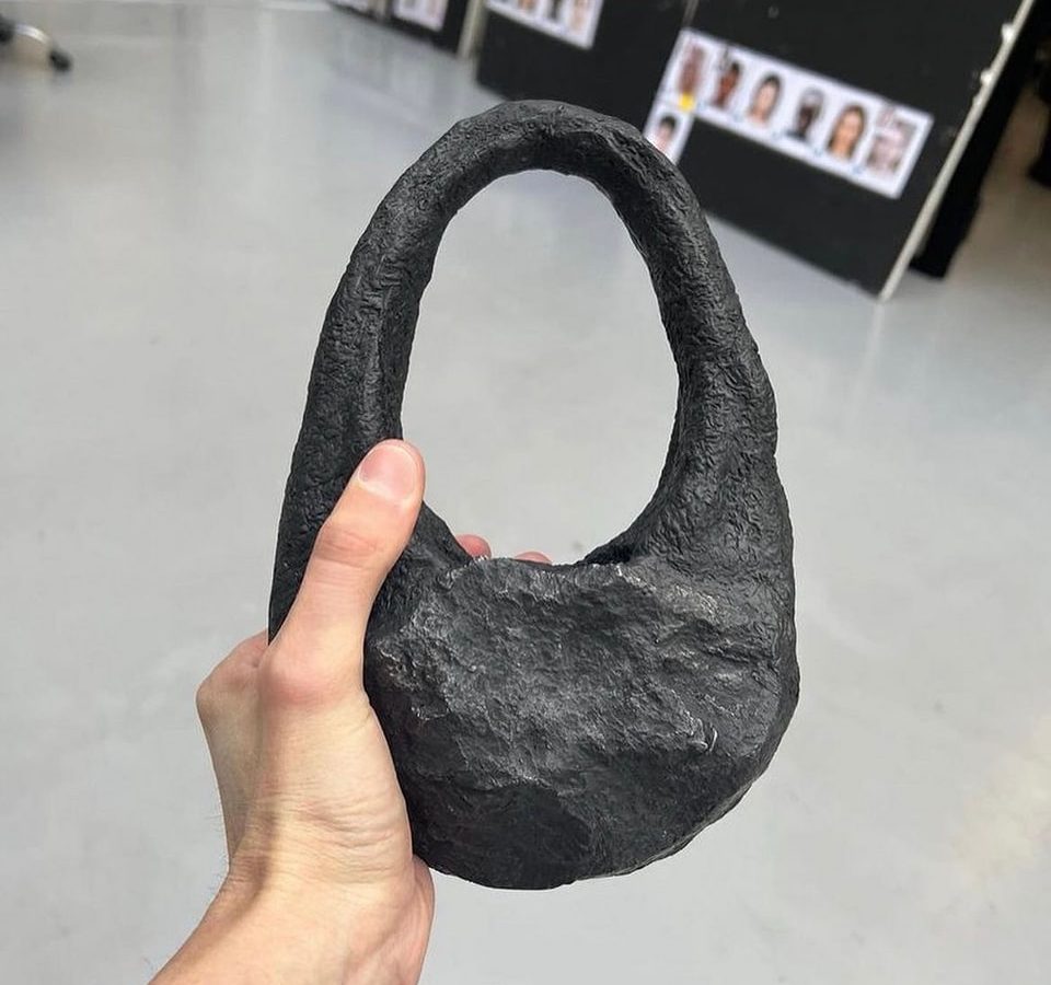 وزنها 2 كيلو/ حقيبة مصنوعة من بقايا نيزك (صور)