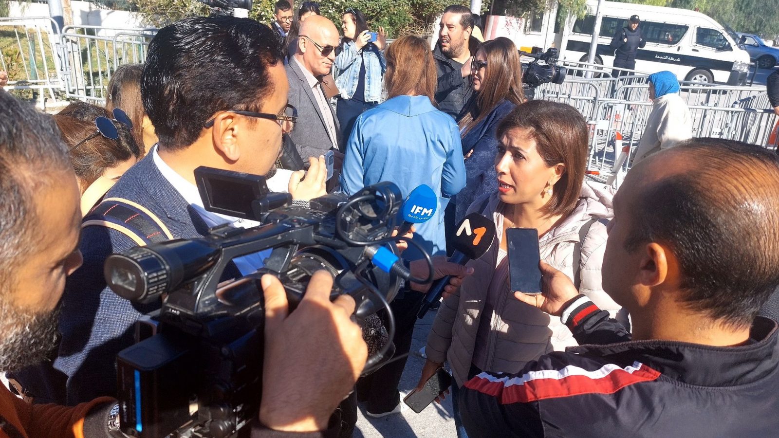 صور/ التغطية الصحفية خارج البرلمان فقط