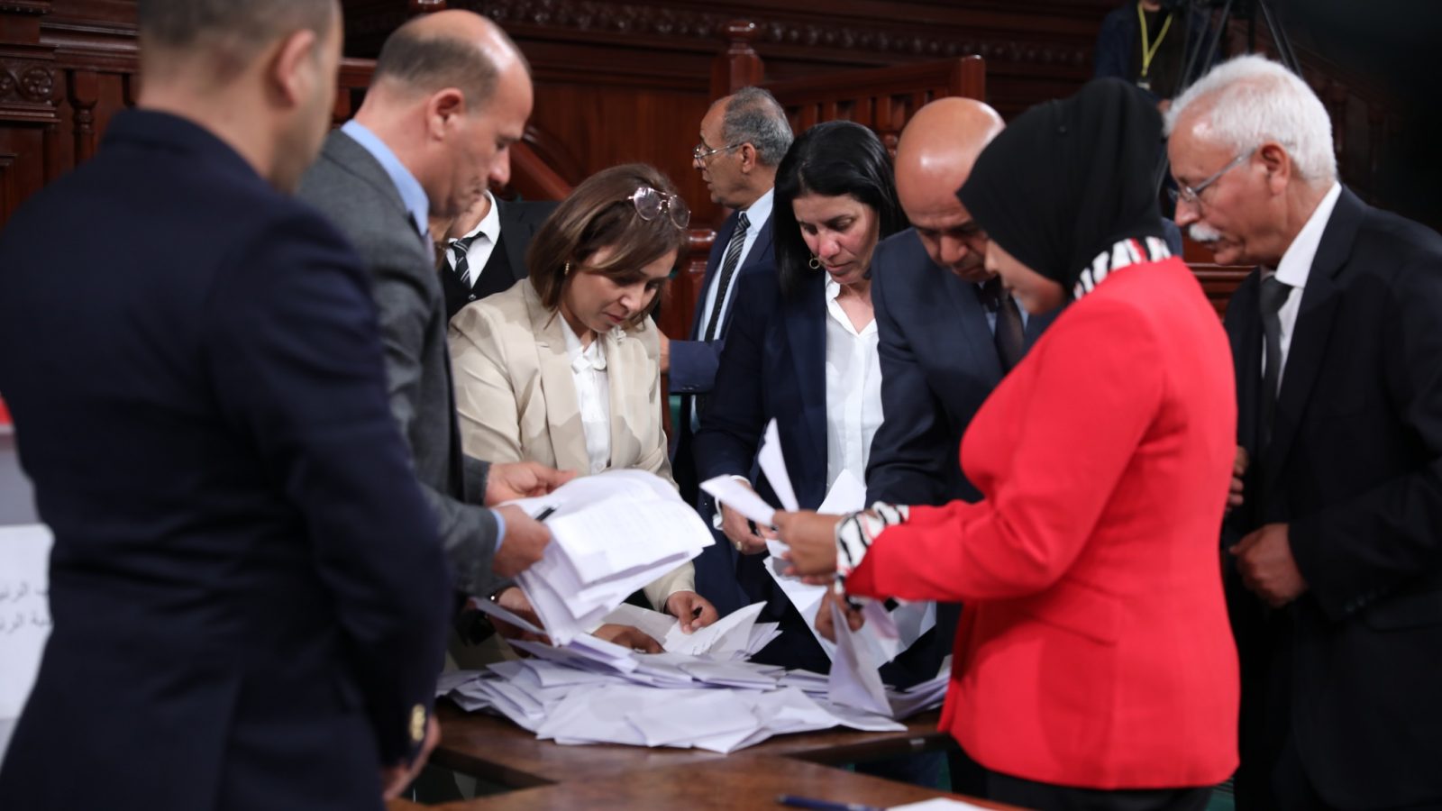 خلافا لتصريح الرئيس/ نواب بالبرلمان : لا يمكن العمل دون كتل