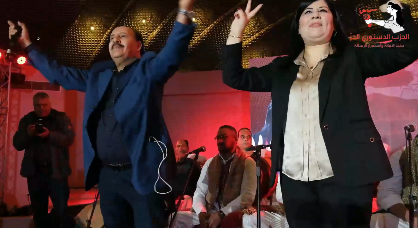 الحناشي يغني لعبير موسي “اهلا بها الطلّة اهلا .. وكي جيتينا مرحبتين”