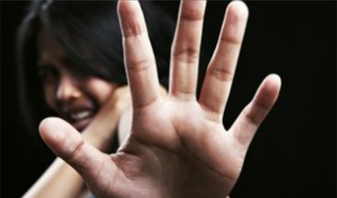 إيقاف مدير مؤسسة اعتدى بالعنف على عاملة