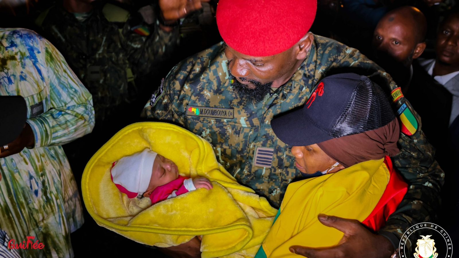 فيديو / غينيا تجلي مواطنيها من تونس ورئيسهم في استقبالهم بالمطار