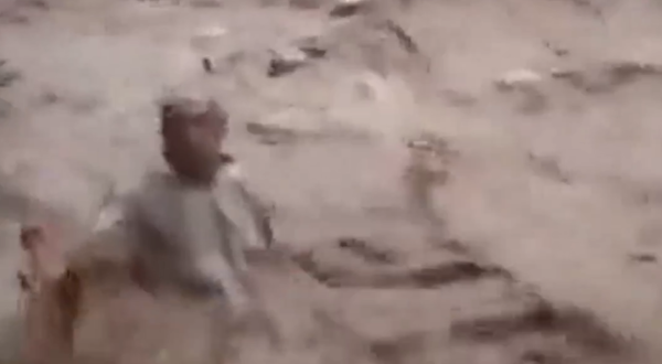 مشهد أثار غضب الأتراك/ فضّل تصويره على إنقاذه من الغرق