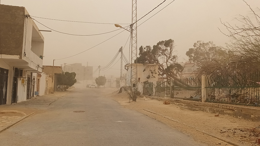 قبلي/ انقطاع طرقات بسبب تكدس الرّمال