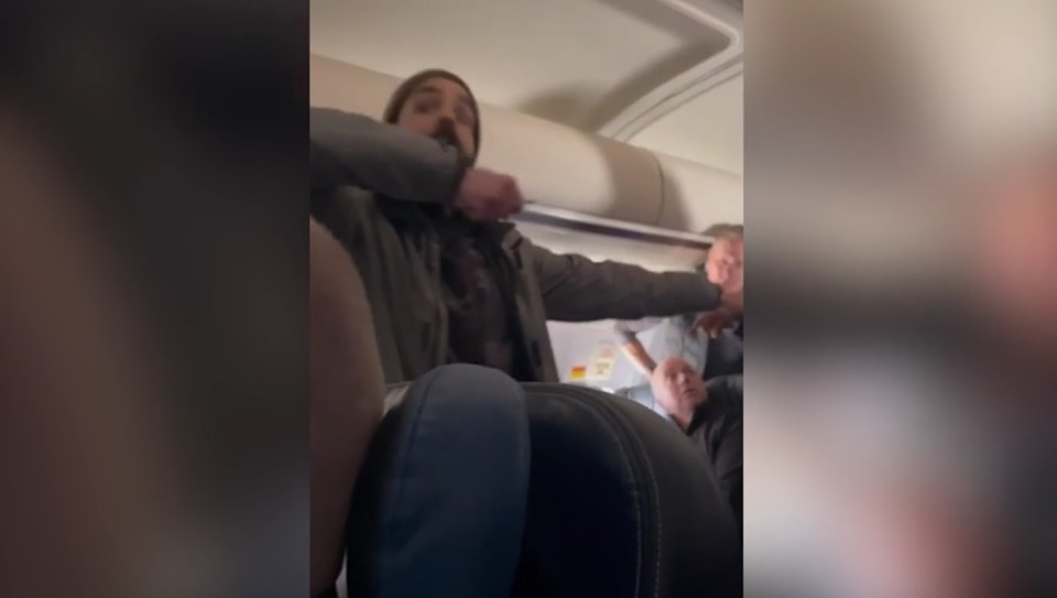 بالصور/مسافر يحاول القفز من طائرة تحلق ويهدد بقتل ركابها